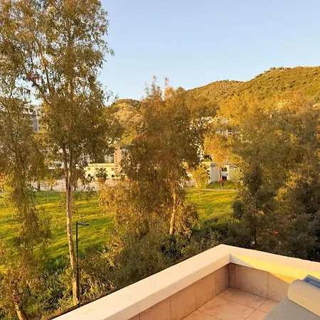 Golden Terrace Retreat Apartment *